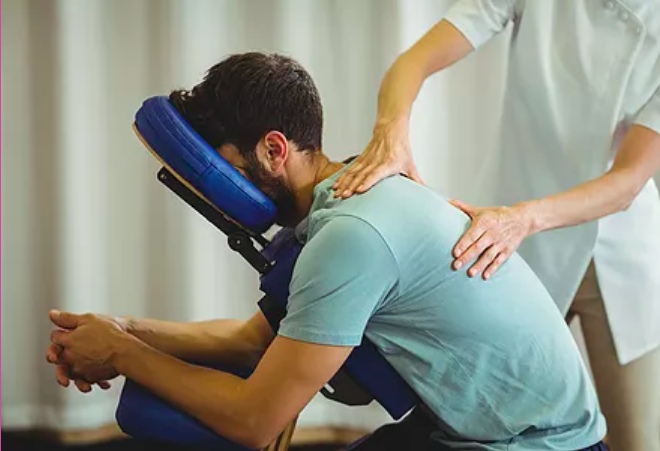 Lees meer over het artikel Ziekteverzuim aanzienlijk lager door massage op de werkvloer